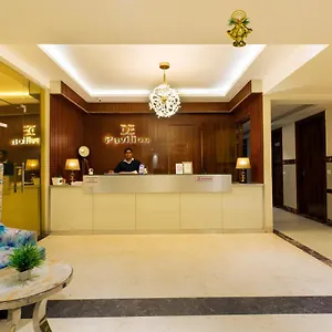 Hotel The Vegas By De Pavilion, Airport